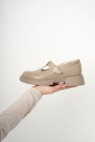 Бежеві лакові туфлі на низькому ходу v7-001-10k