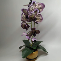 Штучна латексна орхідея VIP у жовтому керамічному кашпо на одну гілку фіолетово-жовта