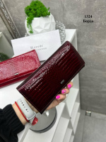 Натуральна шкіра. Бордо - жіночий гаманець на магніті, зверху - лак, 19х9 см (1324)