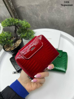 Натуральна лакована шкіра. Червоний - на магніті - яскравий, мініатюрний, жіночий гаманець високої якості (1426)