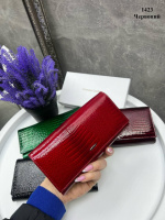 Натуральна лакована шкіра. Червоний - на магнітах - великий, жіночий гаманець високої якості - 19х10 см (1423)