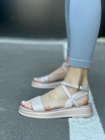 Жіночі кросівки