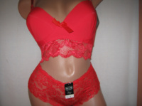 Красивий червоний комплект білизни: бюстьє чашка В і шортики