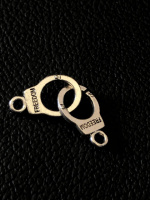 Металлическая подвеска «наручники». Размер - 15*10мм. Цвет - серебро. Цена указана за 2 шт как на фото.