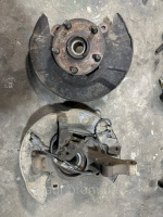 Кулак поворотный передний левый Джили Эмгранд 7