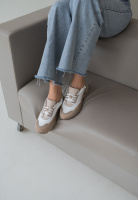 Світлі жіночі шкіряні кросівки замшеі вставки v7-176-01