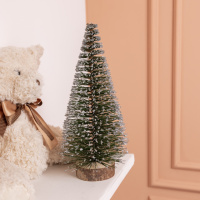 Новогодняя настольная елка заснеженная Стрела 25 см на деревянной подставке SOK-М-12-1