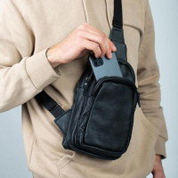 Стильная мужская сумка - бананка, слинг нагрудная из натуральной кожи на молнии чёрная