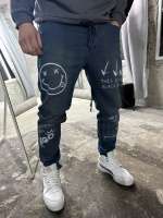 Сині модні чоловічі завужені джинси з трендовим принтом