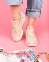 Жіночі бежеві кросівки з текстилю.