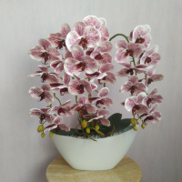 Штучна латексна орхідея VIP у керамічному кашпо човник на три білі гілки бордовий градієнт