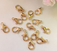 Замок -лобстер. Размер - 12 мм. Цвет - золото. Упаковка - 5 шт.