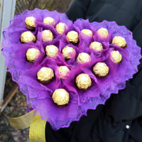 Букет з цукерок Ferrero Rocher 20 шт. фіолетовий у формі серця букет з цукерками, солодкий подарунок з цукерками