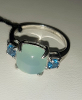 Серебряное кольцо с натуральным ГОЛУБЫМ ХАЛЦЕДОНОМ и SWISS BLUE ТОПАЗАМИ, 925 проба