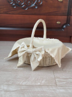 Кошик білий «Хінська» 34x29x14 см з лози зі світлим чохлом, полотенцем і бантиком пасхальний, корзина плетена
