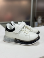 Кросівки світяться