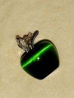 Серебряный подвес «Яблочко» с зелёным «КОШАЧЬИМ ГЛАЗОМ» и БЕЛЫМ ТОПАЗОМ, 925 проба
