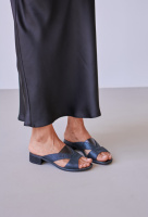 Темні шкіряні шльопанці жіночі v7-210-13