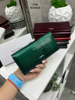 АКЦІЯ!  Натуральна шкіра. Зелений - стильний великий яскравий лаковий жіночий гаманець на магнітах - 19х9 см (1354)