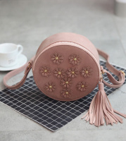 Женская круглая сумочка с цветами розовый