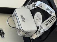 Сумочка Guess кросс-боді напис білий