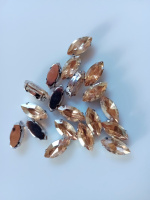 Страз (стекло)  в металлической оправе. Размер - 7×15 мм. Цвет- шампань