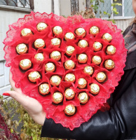 Червоний букет з цукерок Ferrero Rocher 34 шт. у формі серця букет з цукерками, солодкий подарунок для жінки, дівчини