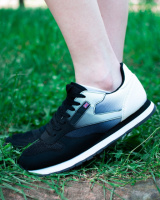 Жіночі чорно-білі кросівки на шнурівці