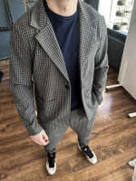 Темно-сірий чоловічий класичний костюм в клітинку