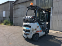 Газ-бензиновий навантажувач TCM (Nissan) моделі FGE15T5, 2018 року випуску. Ця модель оснащена напівкабіною, опаленням