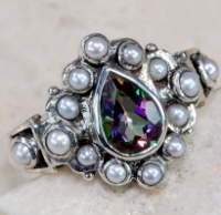 Серебряное кольцо в викторианском стиле с радужным (мистическим) топазом и жемчугом.