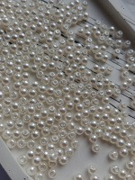 Пластиковые бусины люкс. Размер - 4 мм. Цвет - молочный. Упаковка -5 грам (приб.161 шт)