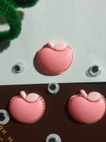 Серединка для рукоділля «Яблочко» 
Розмір - 2см× 1,9 см.
Колір - яскраво рожевий