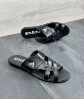 Шкіряні шльопанці Adidas колір чорний