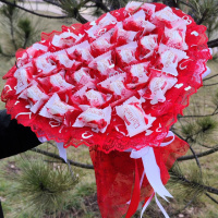 Розкішний червоний букет із цукерками 40 см Rafaello, 33 шт в формі серця Рафаелло подарунок для дівчини чи жінки