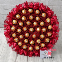Шикарний бордовий букет з цукерок Ferrero Rocher для мами дружини колеги