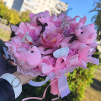 Рожевий букет з плюшевих ведмедиків і цукерок Raffaello, подарунок для дитини чи дівчини