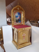 Жертовник у вівтар з кіотом (іконою)
