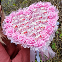 Розкішний рожевий букет із цукерками 40 см Rafaello, подарунок для дівчини Рафаелло в формі серця