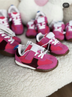Кросівки яскраво рожеві