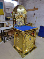 ​Церковний жертовник із золоченою іконою (за склом)
