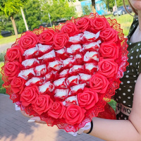 Розкішний червоний букет із цукерками 40 см Rafaello, 27 шт в формі серця Рафаелло подарунок для дівчини чи жінки