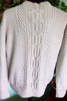 Мужской пуловер с арановым узором