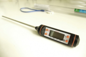 Цифровой термометр c термощупом TP-101