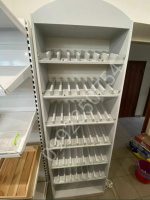 Сигаретний стелаж з перегородками.