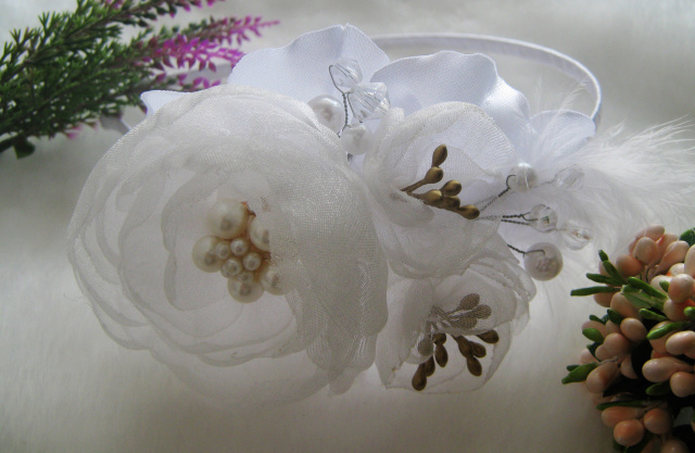 нарядный праздничный обруч с белыми цветами, украшениями и пером