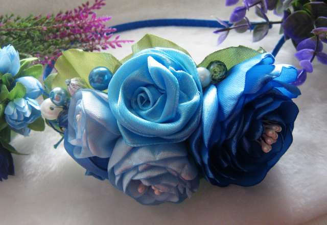 синие и голубые цветы разных оттенков с бусинами