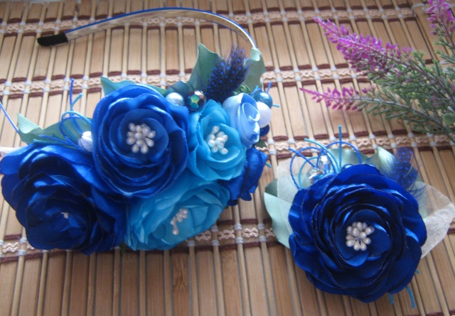 комплект сине-голубые цветы на обруче и брошка