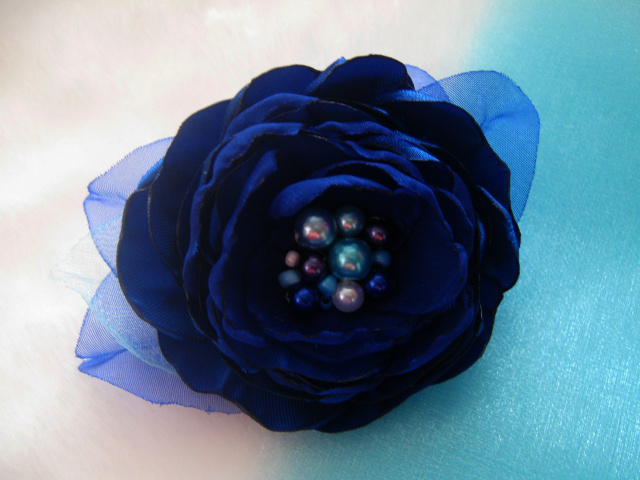 синий пышный цветок из атласа и шифона